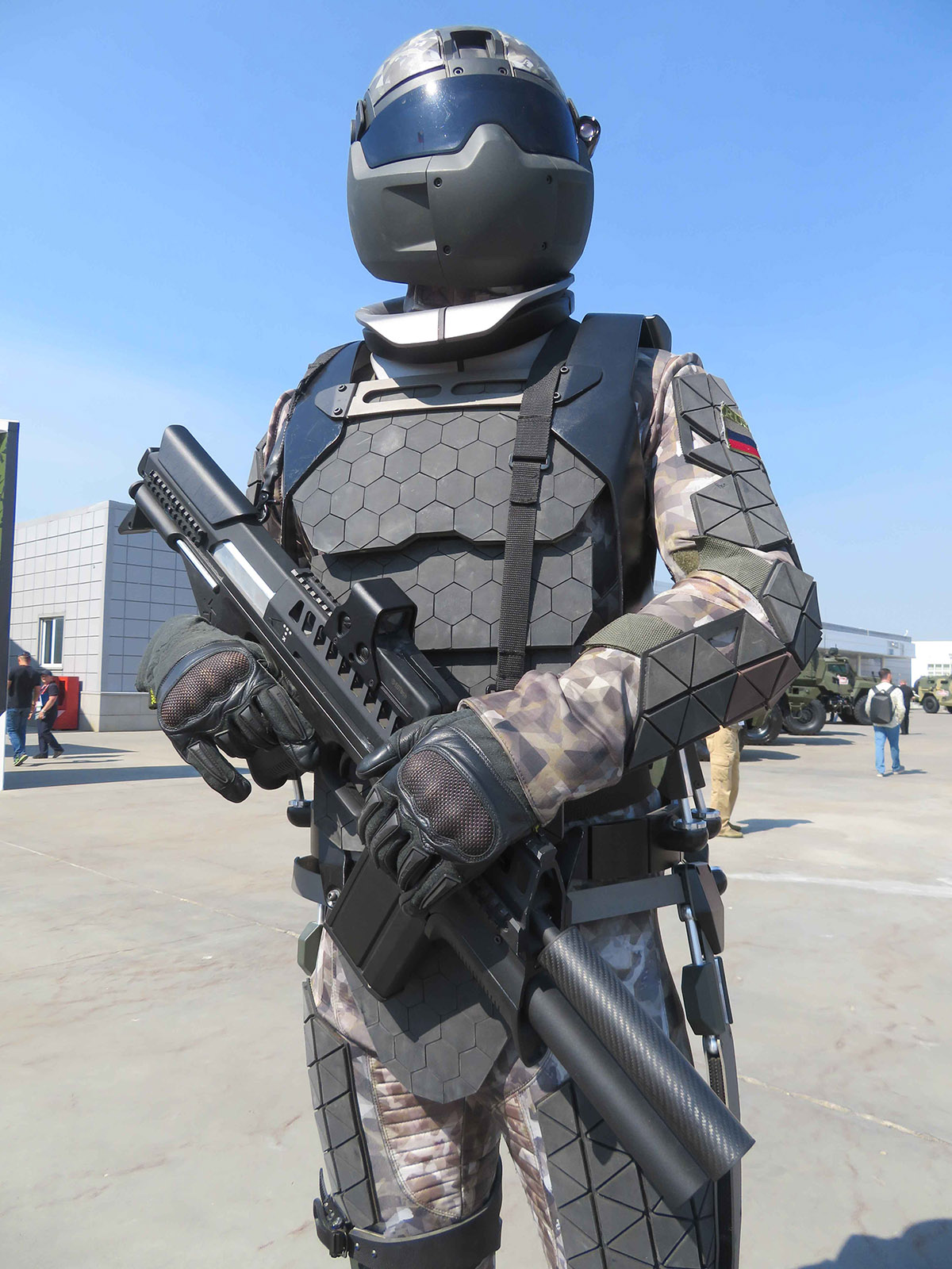 Protección, más letalidad o mayor capacidad de carga son algunos aspectos que se incluyen en el desarrollo del sistema del combatiente futuro ruso. (Octavio Díez Cámara)